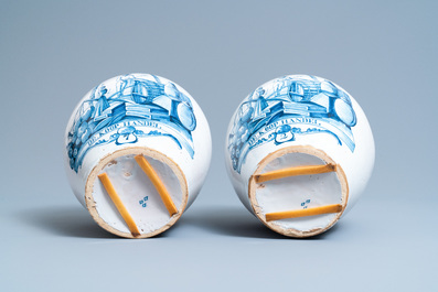 Een paar blauw-witte Delftse tabakspotten met opschrift 'De koophandel', 18e eeuw