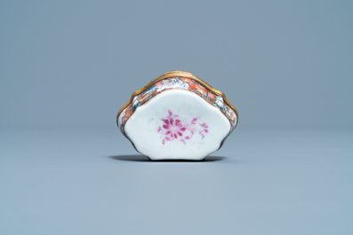 Une bo&icirc;te couverte en porcelaine de Chine famille rose &agrave; monture dor&eacute;e, Qianlong