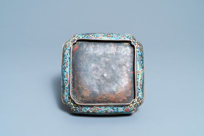 Een Chinese vierkante cloisonn&eacute; kom, Ming