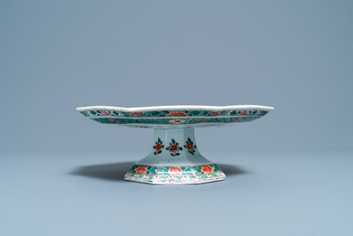 A Chinese octagonal famille verte tazza, Kangxi