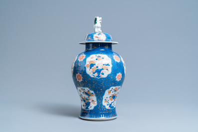 Un vase couvert en porcelaine de Chine &agrave; fond bleu poudr&eacute;, Kangxi