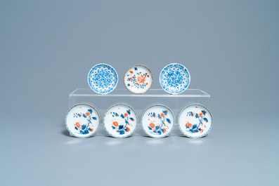 Een grote collectie Chinese blauw-witte koppen en schotels, Kangxi/Qianlong