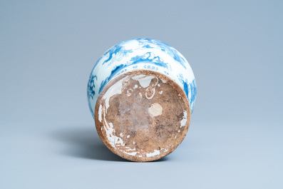 Un vase en fa&iuml;ence de Delft en bleu et blanc &agrave; d&eacute;cor chinoiserie avec un &eacute;l&eacute;phant, fin du 17&egrave;me