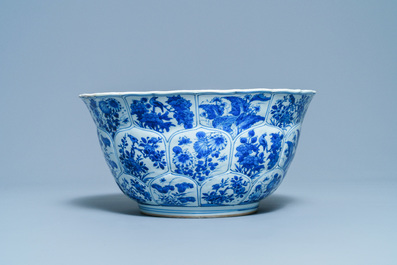 Een grote Chinese blauw-witte kom met florale vakverdeling, Kangxi