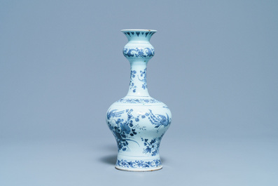 Un vase en fa&iuml;ence de Delft en bleu et blanc &agrave; d&eacute;cor chinoiserie, fin du 17&egrave;me
