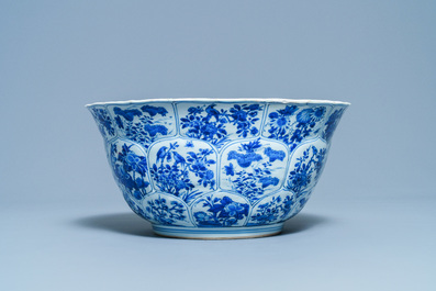 Een grote Chinese blauw-witte kom met florale vakverdeling, Kangxi