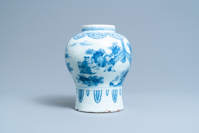 Un vase en fa&iuml;ence de Delft en bleu et blanc &agrave; d&eacute;cor chinoiserie avec un &eacute;l&eacute;phant, fin du 17&egrave;me