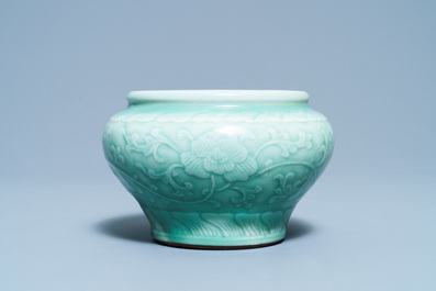 Une jarre en porcelaine de Chine c&eacute;ladon monochrome &agrave; d&eacute;cor floral, marque de Chenghua, Qianlong