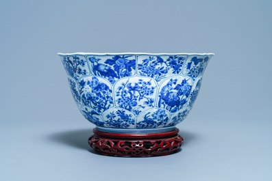 Een grote Chinese blauw-witte kom met florale vakverdeling, Kangxi