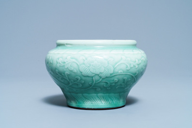 Une jarre en porcelaine de Chine c&eacute;ladon monochrome &agrave; d&eacute;cor floral, marque de Chenghua, Qianlong
