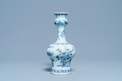 Un vase en fa&iuml;ence de Delft en bleu et blanc &agrave; d&eacute;cor chinoiserie, fin du 17&egrave;me