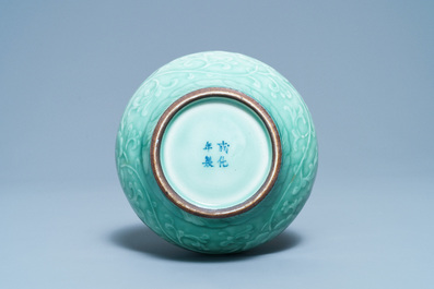 Une jarre en porcelaine de Chine c&eacute;ladon monochrome &agrave; d&eacute;cor floral, marque de Chenghua, Qianlong
