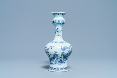 Un vase en fa&iuml;ence de Delft en bleu et blanc &agrave; d&eacute;cor chinoiserie, fin du 17&egrave;me