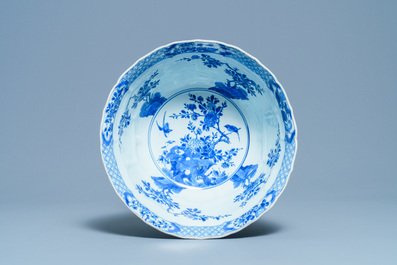 Een grote Chinese blauw-witte kom met florale vakverdeling, Kangxi