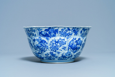 Een grote Chinese blauw-witte kom met florale vakverdeling, Kangxi