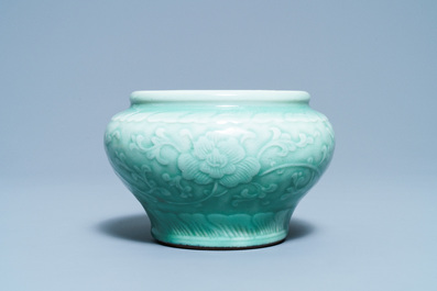 Une jarre en porcelaine de Chine c&eacute;ladon monochrome &agrave; d&eacute;cor floral, marque de Chenghua, Qianlong