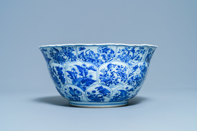 Een grote Chinese blauw-witte kom met florale vakverdeling, Kangxi