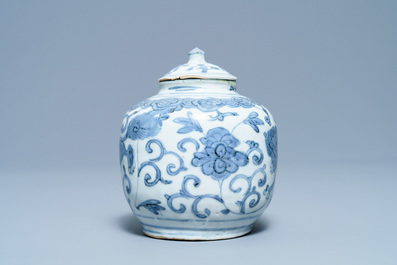 Un vase couvert en porcelaine de Chine en bleu et blanc &agrave; d&eacute;cor de lions bouddhistes, Ming