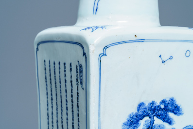Un vase de forme carr&eacute;e en porcelaine de Chine en bleu et blanc, marque et &eacute;poque de Kangxi