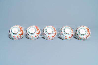 Cinq bols en porcelaine de Chine famille rose &agrave; d&eacute;cor de dragons et de ph&eacute;nix, marque et &eacute;poque de Guangxu