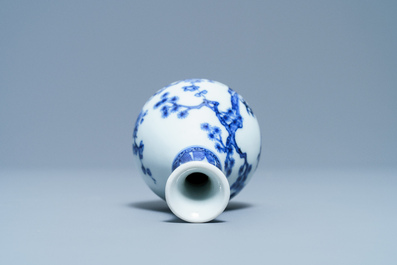 Een klein Chinees blauw-wit 'Drie vrienden van de winter' vaasje, Qianlong