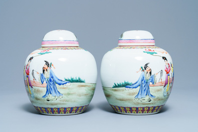 Een paar Chinese famille rose dekselpotten, Qianlong merk, Republiek