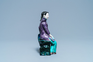 A Chinese polychrome porcelain figure of a seated lady, 19/20th C.