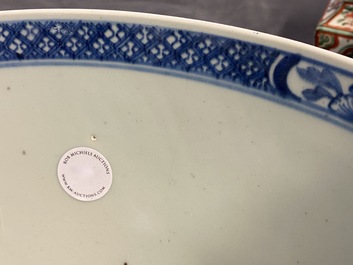 Een grote Chinese blauw-witte kom met florale vakverdeling, Qianlong