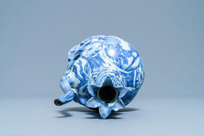 Un kendi en porcelaine de Chine en bleu et blanc en forme de grenade, Wanli