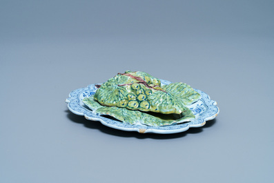 Une grappe de raisins sur pr&eacute;sentoir en fa&iuml;ence de Delft polychrome, 18&egrave;me
