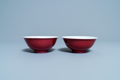 Een paar Chinese monochrome robijnrode kommen, Jiaqing merk en periode