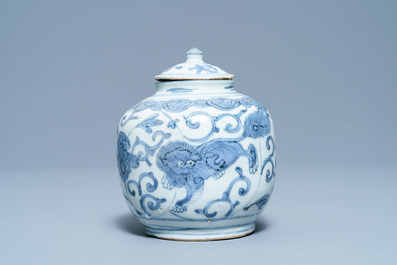 Un vase couvert en porcelaine de Chine en bleu et blanc &agrave; d&eacute;cor de lions bouddhistes, Ming