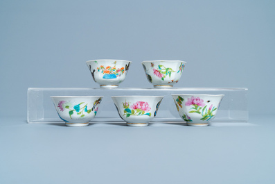 Vijf Chinese Canton famille rose koppen en schotels met vlinders, 19e eeuw