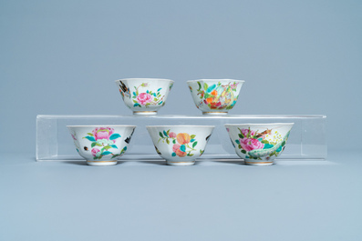 Vijf Chinese Canton famille rose koppen en schotels met vlinders, 19e eeuw