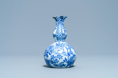 Un kendi en porcelaine de Chine en bleu et blanc en forme de grenade, Wanli