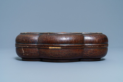 Une bo&icirc;te couverte en laque incrust&eacute; de nacre et de pierre &agrave; savon, marque de Qianlong, 18/19&egrave;me