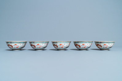 Cinq bols en porcelaine de Chine famille rose &agrave; d&eacute;cor de dragons et de ph&eacute;nix, marque et &eacute;poque de Guangxu
