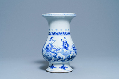 Un vase de forme poireau en porcelaine de Chine en bleu et blanc &agrave; d&eacute;cor d'immortels, Kangxi