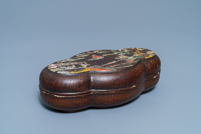 Une bo&icirc;te couverte en laque incrust&eacute; de nacre et de pierre &agrave; savon, marque de Qianlong, 18/19&egrave;me