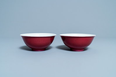 Een paar Chinese monochrome robijnrode kommen, Jiaqing merk en periode
