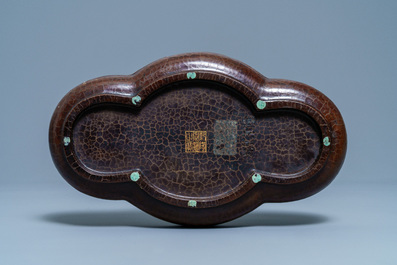 Une bo&icirc;te couverte en laque incrust&eacute; de nacre et de pierre &agrave; savon, marque de Qianlong, 18/19&egrave;me