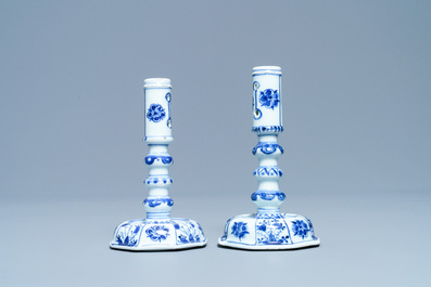 Een paar Chinese blauw-witte kandelaars, Kangxi