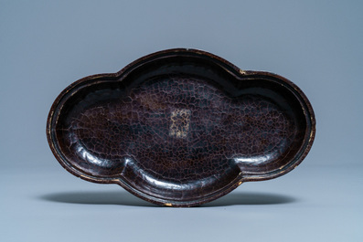 Une bo&icirc;te couverte en laque incrust&eacute; de nacre et de pierre &agrave; savon, marque de Qianlong, 18/19&egrave;me
