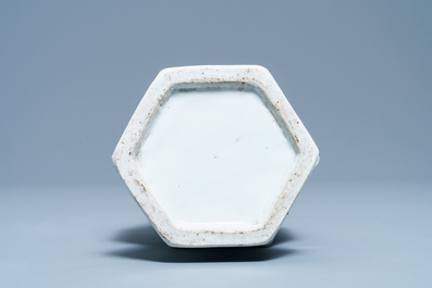 Een Chinese blauw-witte hexagonale vaas, Kangxi