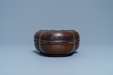 Une bo&icirc;te couverte en laque incrust&eacute; de nacre et de pierre &agrave; savon, marque de Qianlong, 18/19&egrave;me