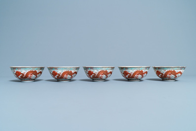 Cinq bols en porcelaine de Chine famille rose &agrave; d&eacute;cor de dragons et de ph&eacute;nix, marque et &eacute;poque de Guangxu
