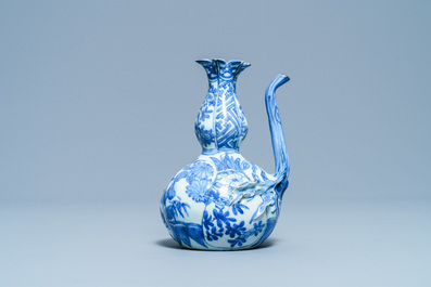 Un kendi en porcelaine de Chine en bleu et blanc en forme de grenade, Wanli