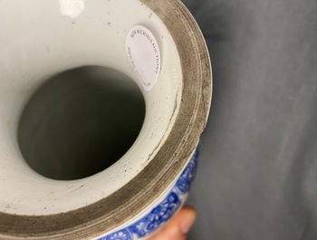 Une paire de vases en porcelaine de Chine en bleu et blanc, Kangxi