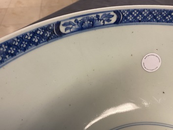 Een grote Chinese blauw-witte kom met florale vakverdeling, Qianlong