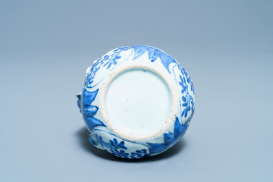Un kendi en porcelaine de Chine en bleu et blanc en forme de grenade, Wanli